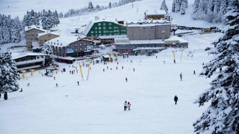 Uludağ’da yoğun kar yağışı! Pistler tatilcilere kaldı