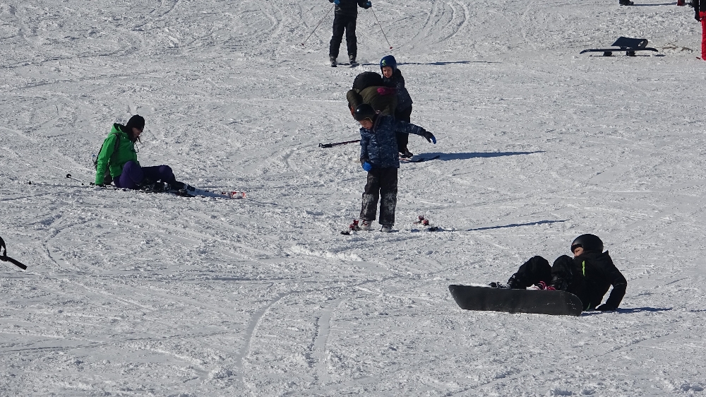 Uludağ’ın pistlerinde acemi kayakçılardan ilginç görüntüler