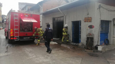 Bursa’da lastikçide çıkan yangın itfaiye tarafından söndürüldü