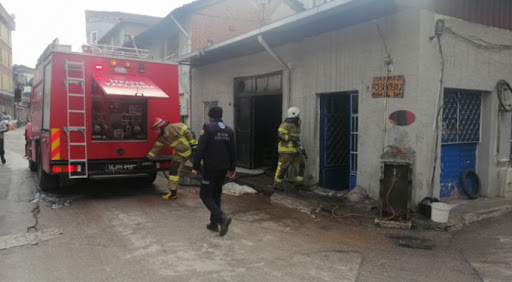 Bursa’da lastikçide çıkan yangın itfaiye tarafından söndürüldü