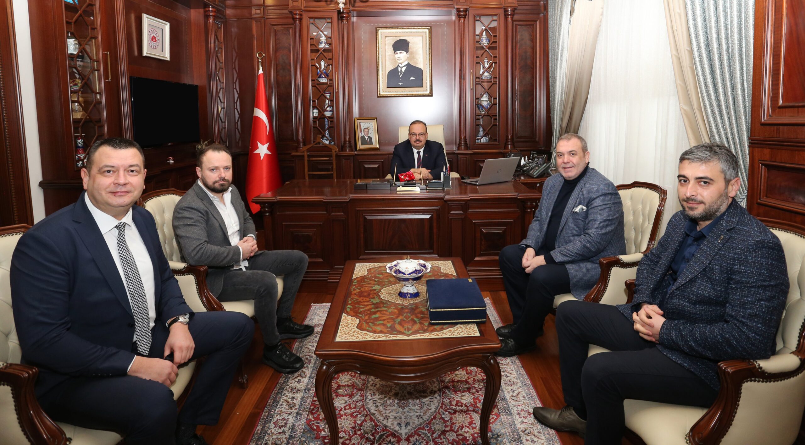 Bursaspor’dan Vali Canbolat’a ziyaret… Bursaspor’dan Vali Canbolat’a ziyaret…