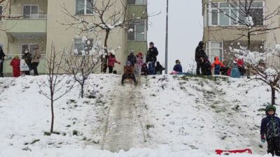 Bursa’da yağan kar kısıtlamayı unutturdu