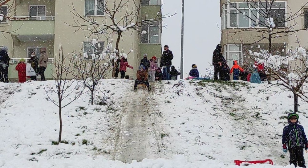 Bursa’da yağan kar kısıtlamayı unutturdu