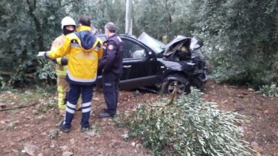 Yağışla gelen ölüm… Taklalar atarak zeytin bahçesine uçtu