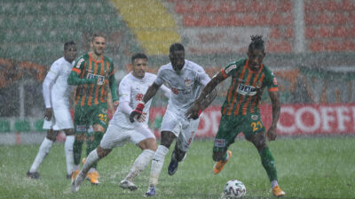 Süper Lig'de bugün oynanan Aytemiz Alanyaspor-DG Sivasspor karşılaşması ev sahibi