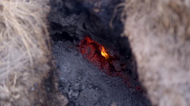 Kuruyan göl yatağındaki yanan toprak görenleri şaşırtıyor Kuruyan göl yatağındaki yanan toprak görenleri şaşırtıyor