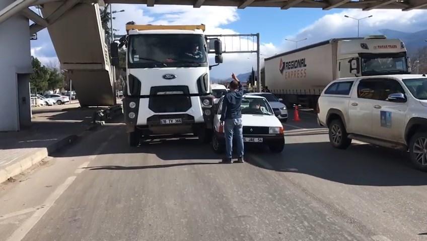 Bursa’da kazan yapan adamın yardımına polisler yetişti