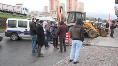 Yıkıma gelen kişilere bir otomobilden ateş açıldı