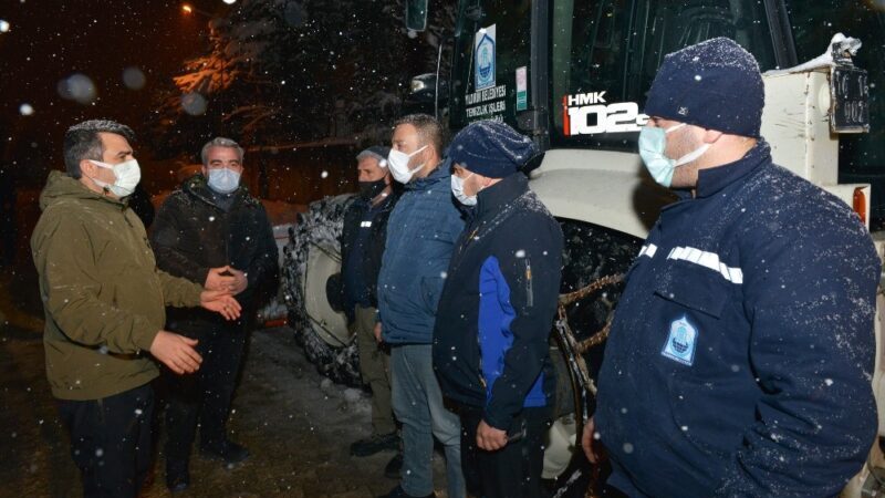 Başkan Yılmaz’dan gece kar mesaisi