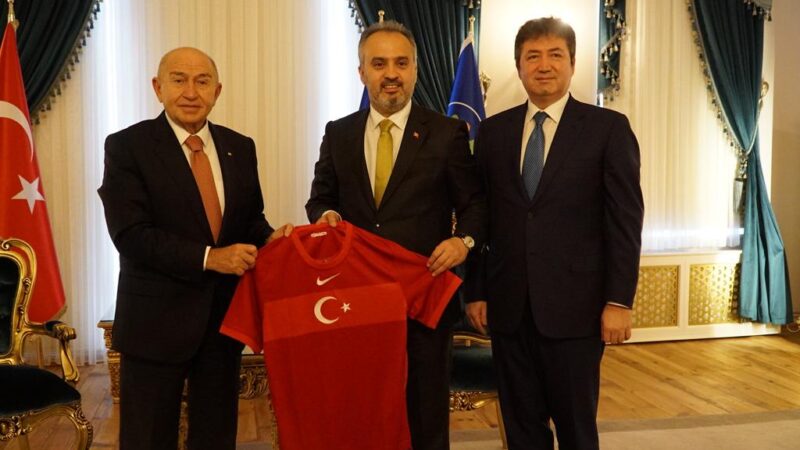 Bursaspor'un kupa maçı için Bursa'ya gelen Türkiye Futbol Federasyonu Başkanı
