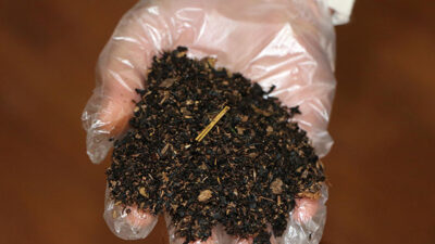 Şoke eden olay! Aldığı çay paketlerinden hayvan gübresi çıktı