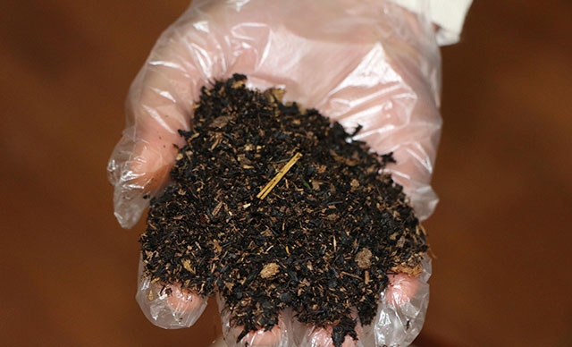 Şoke eden olay! Aldığı çay paketlerinden hayvan gübresi çıktı