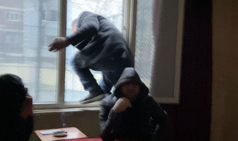 Cezadan kaçmak için camdan böyle atladı Cezadan kaçmak için camdan böyle atladı