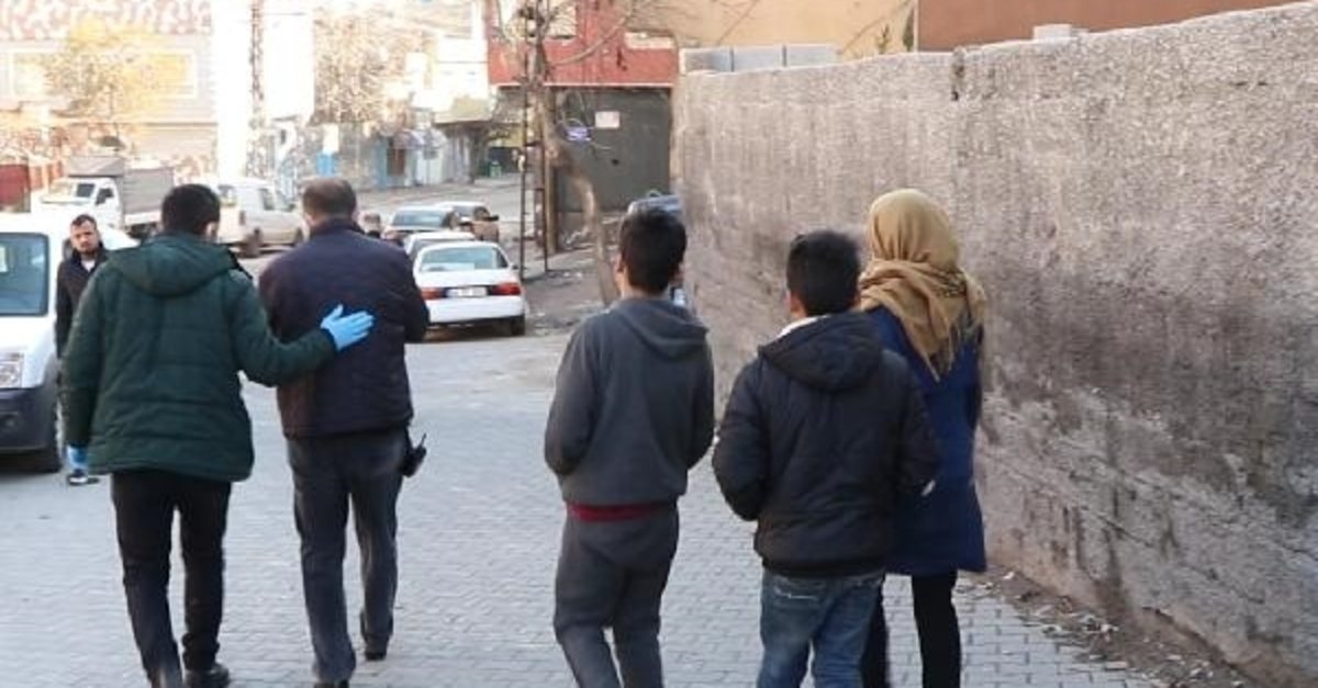 5 çocuğunun gözü önünde katletti 5 çocuğunun gözü önünde katletti