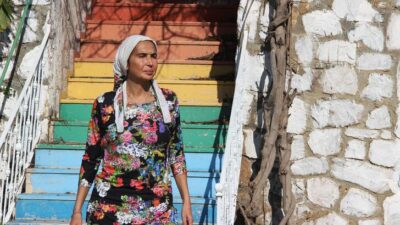 Tüm mal varlığını satıp köye yerleşmişti! Ünlü manken ağlayarak köy hayatını bıraktı