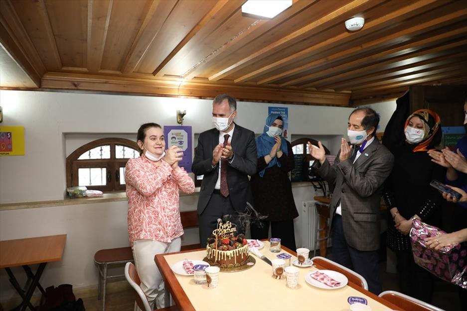 Engelsiz Yaşam Merkezi’nde sürpriz doğum günü Engelsiz Yaşam Merkezi’nde sürpriz doğum günü