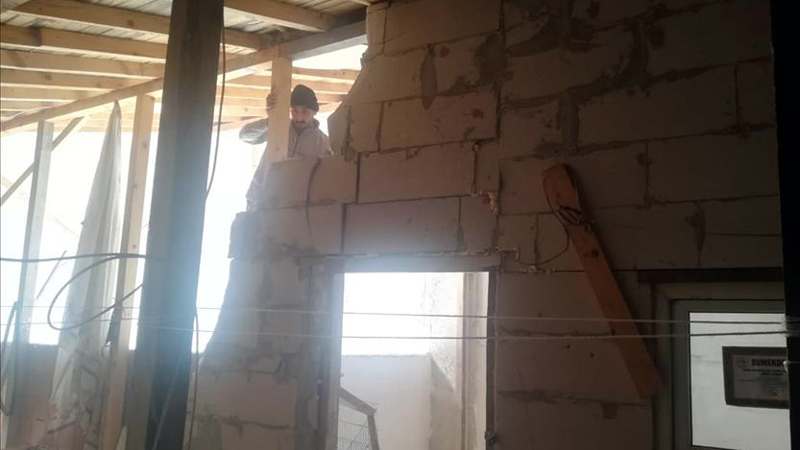 Çatı arasındaki kaçak yapı yıkıldı