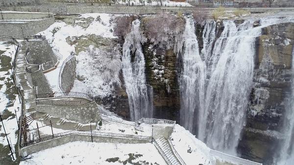 Tortum Şelalesi beyaza büründü