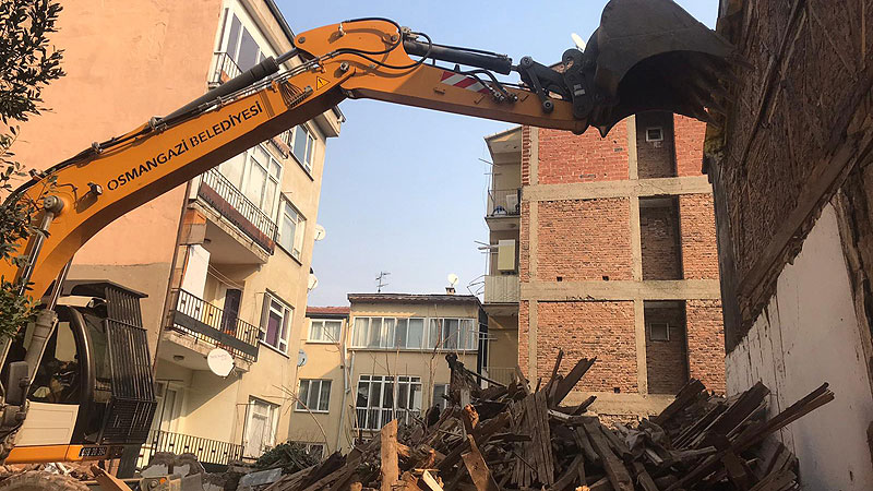 Osmangazi’de metruk bina temizliği