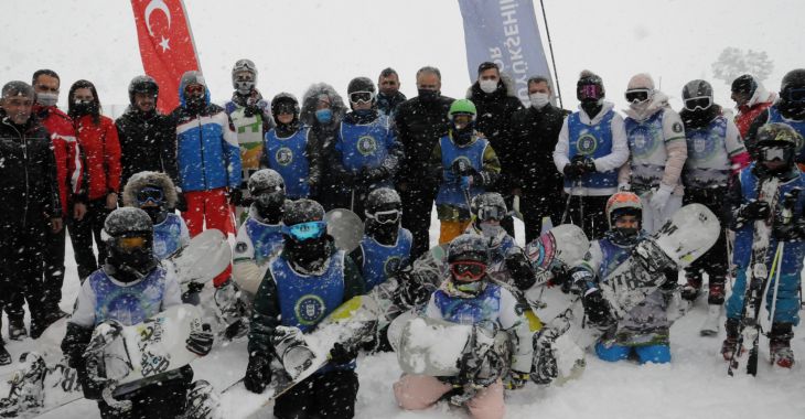 Çocukların Uludağ’da kayak ve snowboard heyecanı