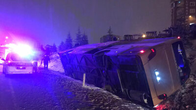 Ticari taksi ile çarpışan otobüs devrildi: Ölü ve yaralılar var