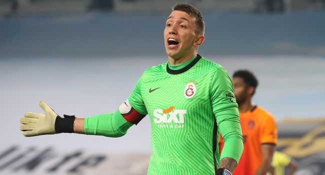 Galatasaray'ın Uruguaylı kalecisi Fernando Muslera, Süper Lig'de 300. maçına çıkmaya hazırlanıyor.