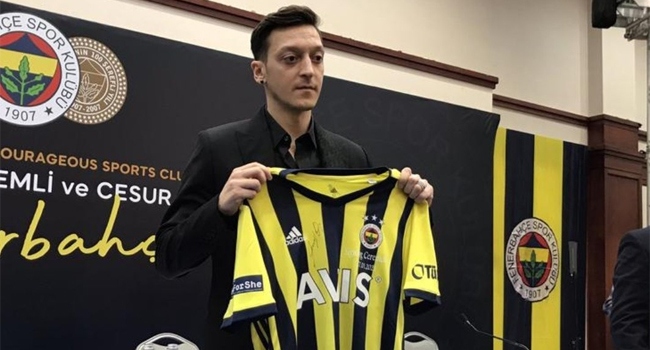 Fenerbahçeli futbolcu Mesut Özil'in imza törenine özel hazırlanan ve 32