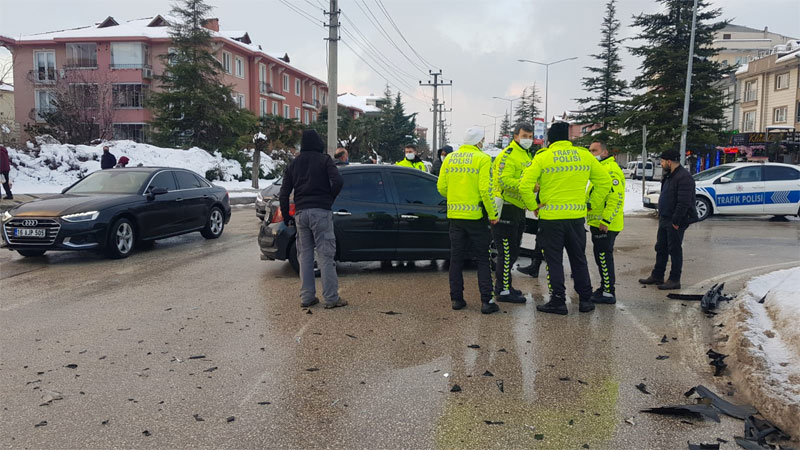Bursa’da kavşakta kaza