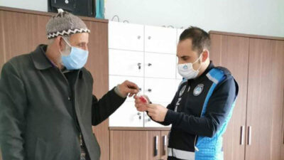 Bursa’da bulduğu altınları belediye ekiplerine teslim etti