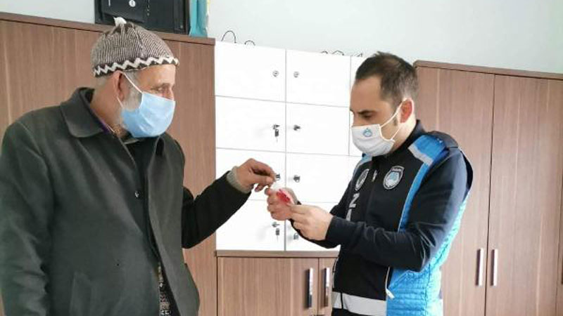 Bursa’da bulduğu altınları belediye ekiplerine teslim etti