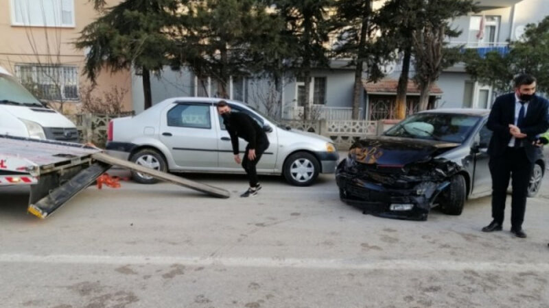 Bursa'nın İnegöl ilçesinde 3 aracın karıştığı zincirleme trafik kazasında 1