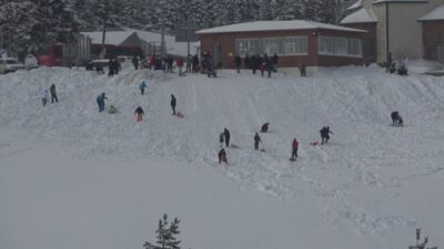 Uludağ’da günübirlikçilerin kayak keyfi