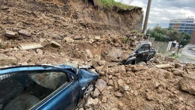 İzmir’de sağanak felaketi! 4 otomobil bu hale geldi