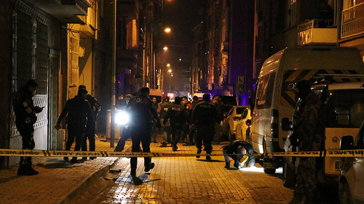 İki grup birbirine girdi, ortalık savaş alanına döndü İki grup birbirine girdi, ortalık savaş alanına döndü