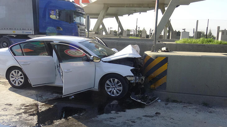 Otomobil otoyol gişelerine çarptı! 2 kişi öldü 2 kişi yaralandı Otomobil otoyol gişelerine çarptı! 2 kişi öldü 2 kişi yaralandı