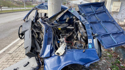 Otomobil hurdaya döndü! Dede ve torunu yaralı