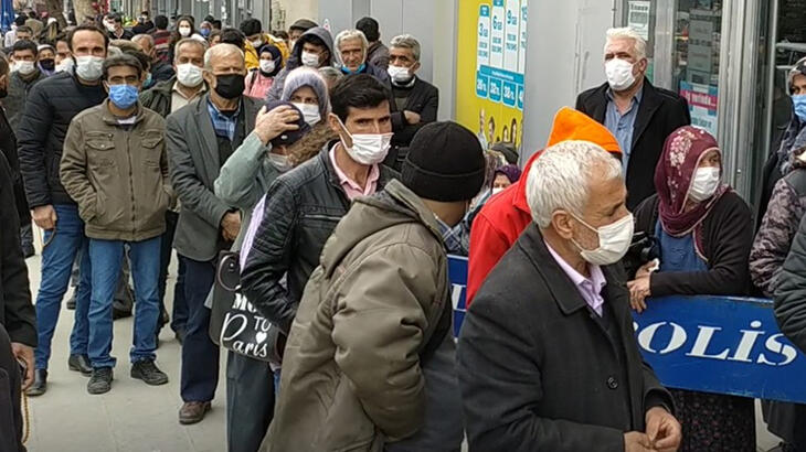 PTT şubesi önünde uzun kuyruk! Sosyal mesafe unutuldu