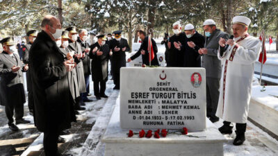 Bakan Soylu’dan Merasim Sokak şehitlerinin kabirlerine ziyaret