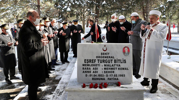 Bakan Soylu’dan Merasim Sokak şehitlerinin kabirlerine ziyaret