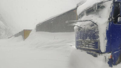 Türk şoförler düşen çığ sonucu mahsur kaldı!