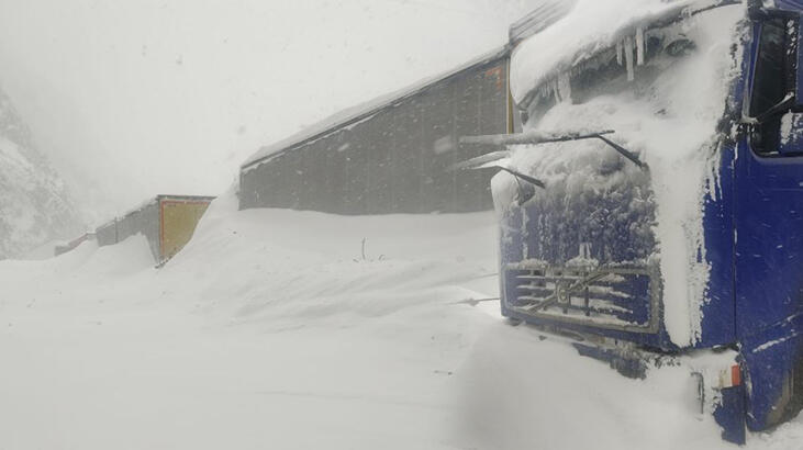 Türk şoförler düşen çığ sonucu mahsur kaldı!