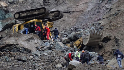 İş makinesi devrildi! Bir işçi hayatını kaybetti