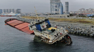 Zeytinburnu’nda karaya oturan gemiden sızıntı sürüyor