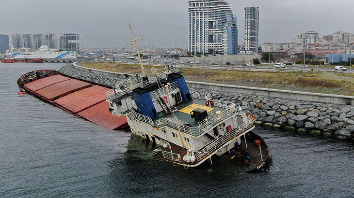 Zeytinburnu’nda karaya oturan gemiden sızıntı sürüyor