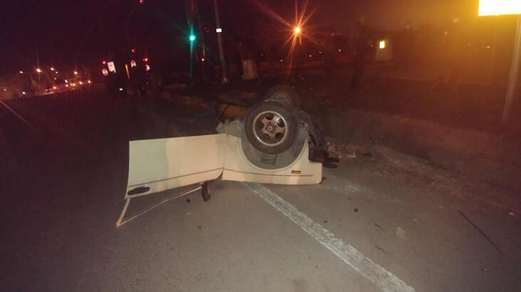 Feci kaza! Otomobil ikiye bölündü