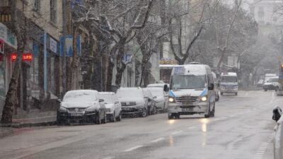 Bursa’da kar yağışı etkili oluyor