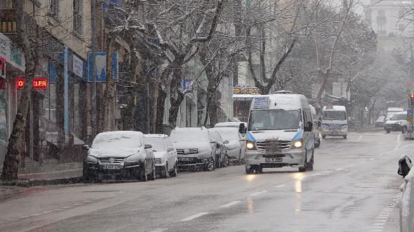 Bursa’da kar yağışı etkili oluyor