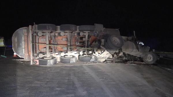 Bursa’da vince çarpan TIR devrildi: 1 ölü