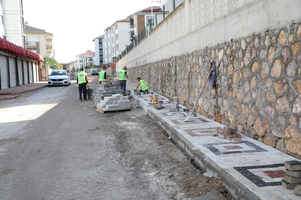 İnegöl’de 75 sokakta kaldırım çalışması sürüyor