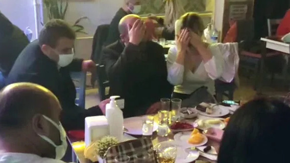 Kafeyi pavyona çevirdiler! 40 kişi…